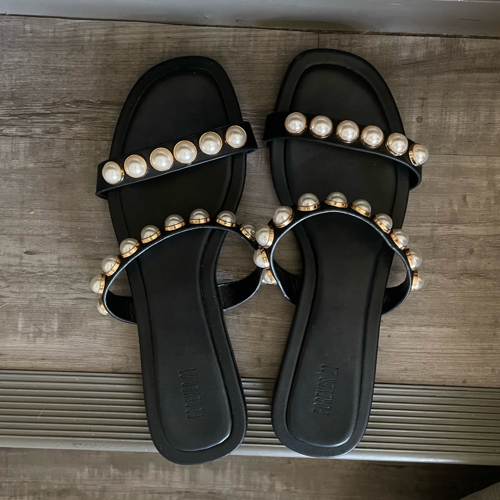 BLACK SANDALS WITH PEARLS!